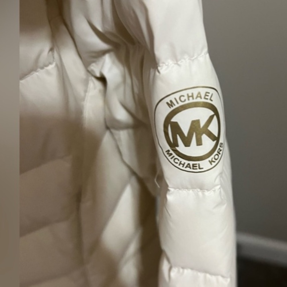 MICHAEL KORS Packable Puffer Jacket Size
Medium (8-10) NWT - Picture 3 of 15